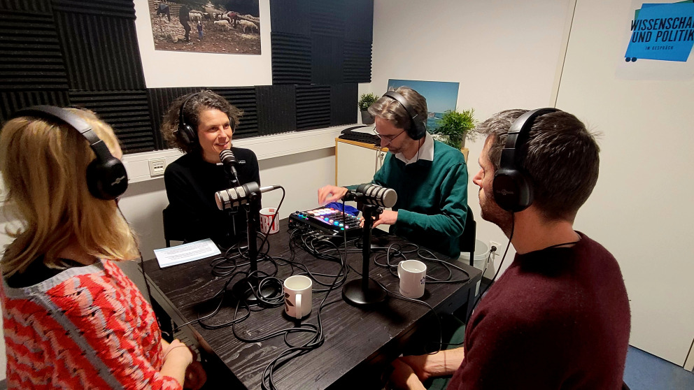 Aufnahme des Podcasts „Wissenschaft und Politik im Gespräch“ mit Moderatorin Julia Vismann und #FactoryWisskomm-Fellow Sébastien Vannier.